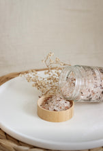 Load image into Gallery viewer, Bath salt with hibiscus, sweet orange and bergamot - PRESENT MOMENT
